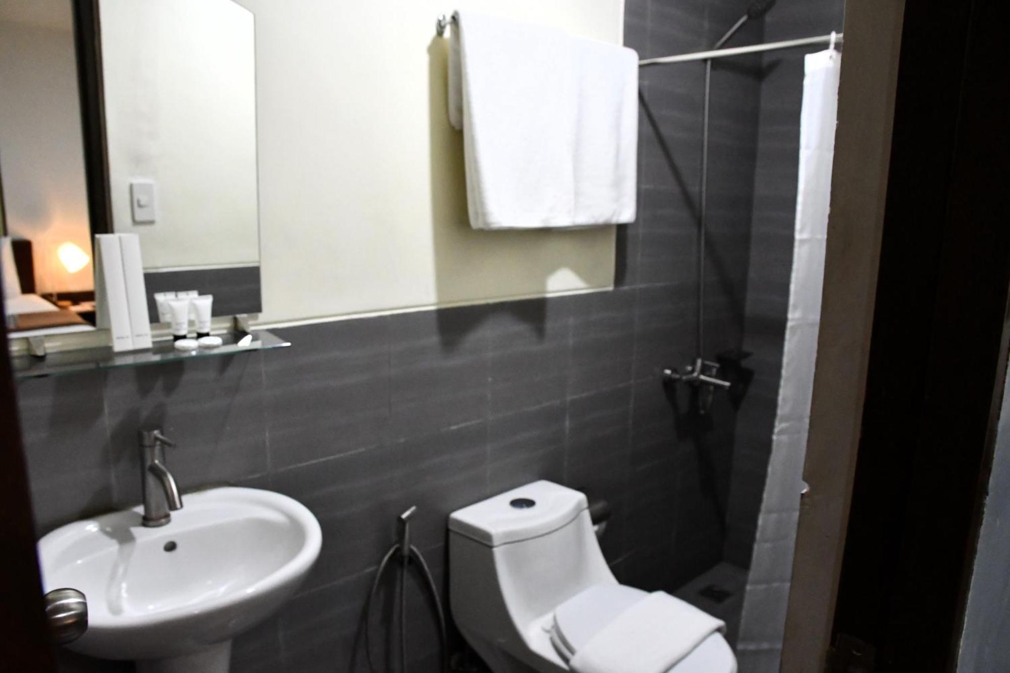 Arzo Hotel Makati Makati City ภายนอก รูปภาพ